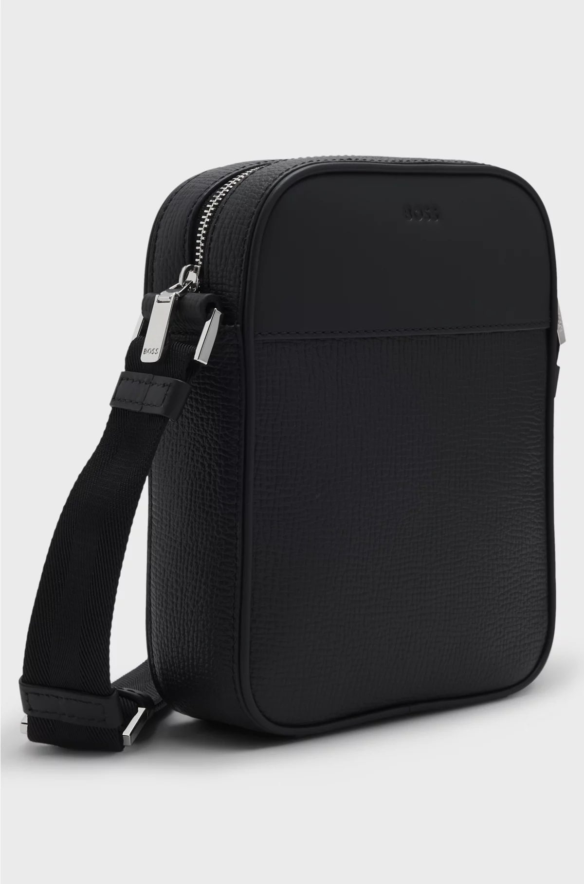 REPORTER BAG IN PLAIN AND TEXTURED LEATHER